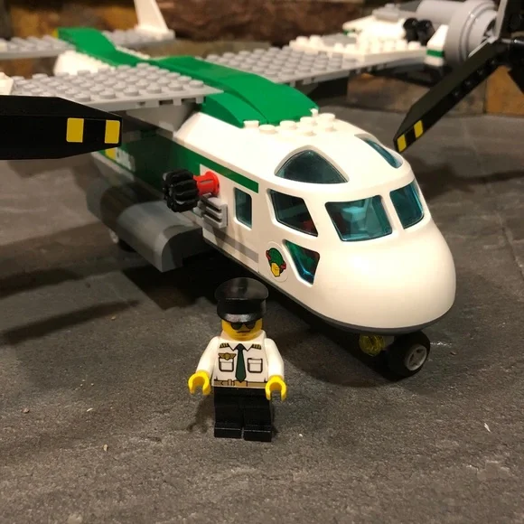 LEGO City ~ Cargo Heliplane ~ 60021 - Picture 3 of 11